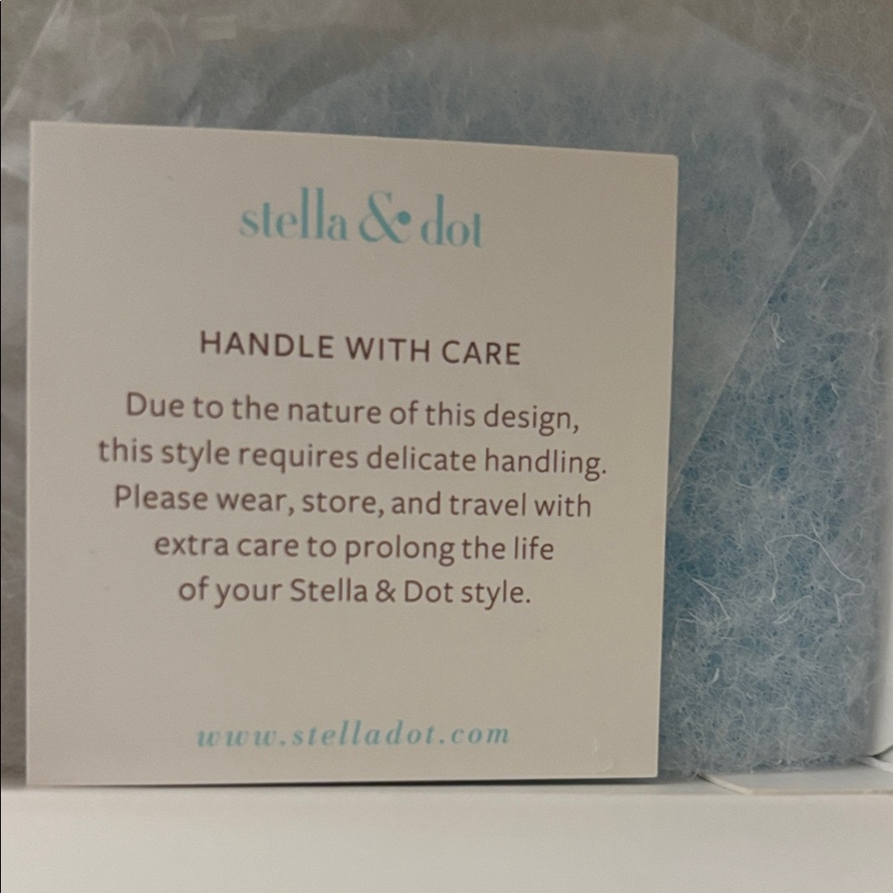Stella & Dot Goldtone Earrings  - 
NWT NIP - Picture 7 of 8